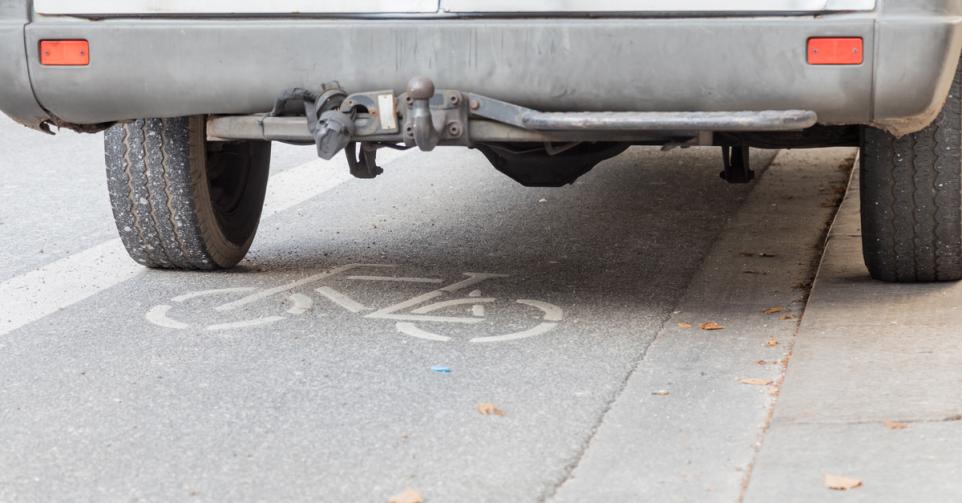 voiture sur piste cyclable