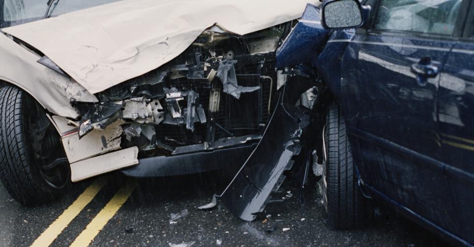 Deux voitures impliquées dans un accident de la route.