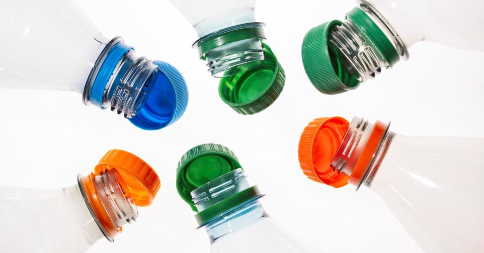 Bouchons attachés aux bouteilles en plastique.