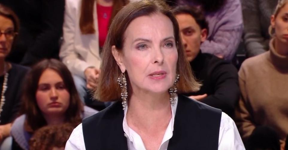 Carole Bouquet en roue libe dans 