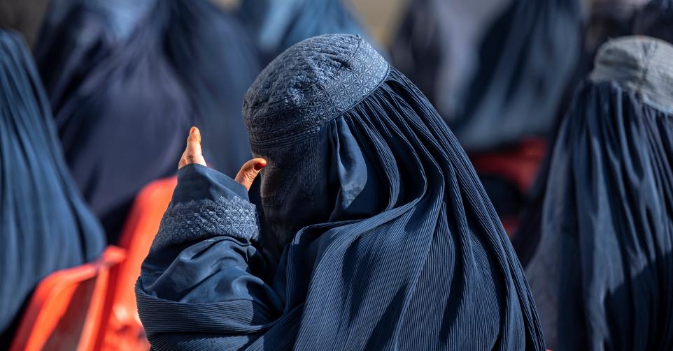 En Afghanistan, plusieurs adolescentes ont été arrêtées pour port non conforme du hijab.