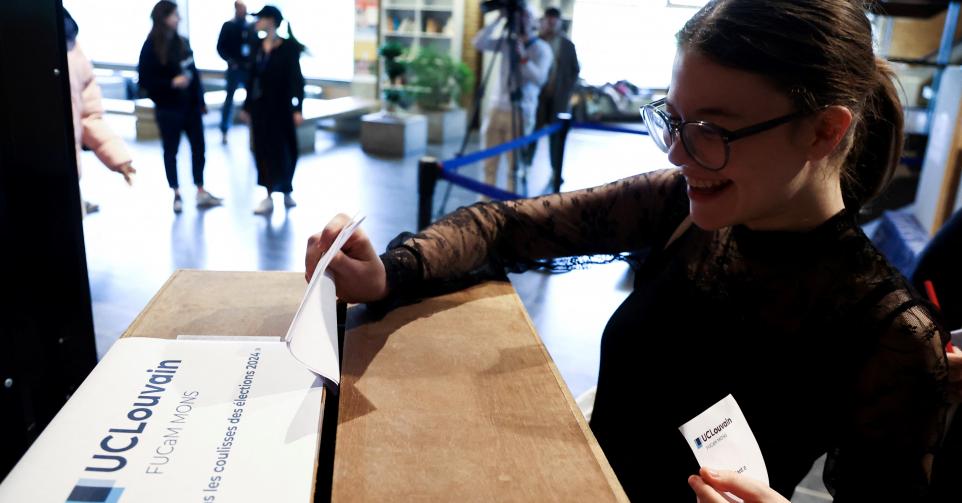 Jeune fille qui place un bulletin de vote dans une urne