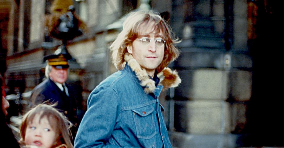 Vente aux enchères balle John Lennon