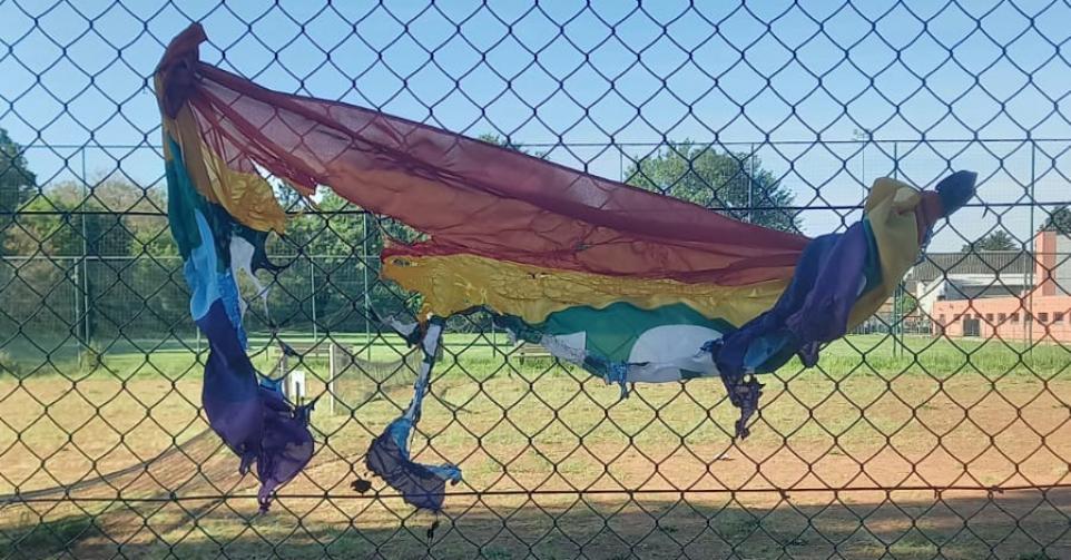 Le drapeau arc-en-ciel brûlé à Awans