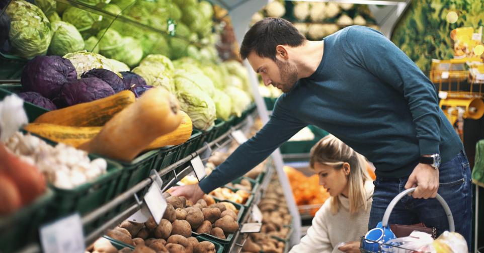 Un homme et une femme font les courses