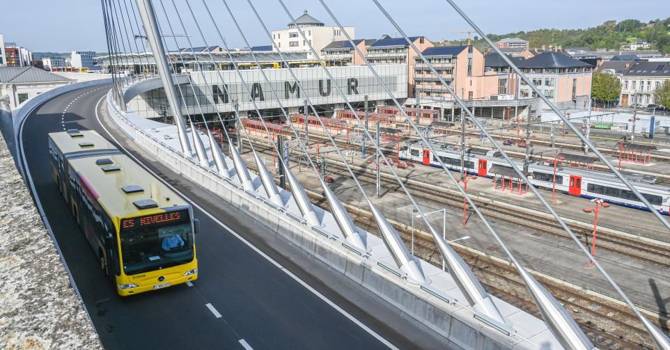 Un bus et un train à Namur