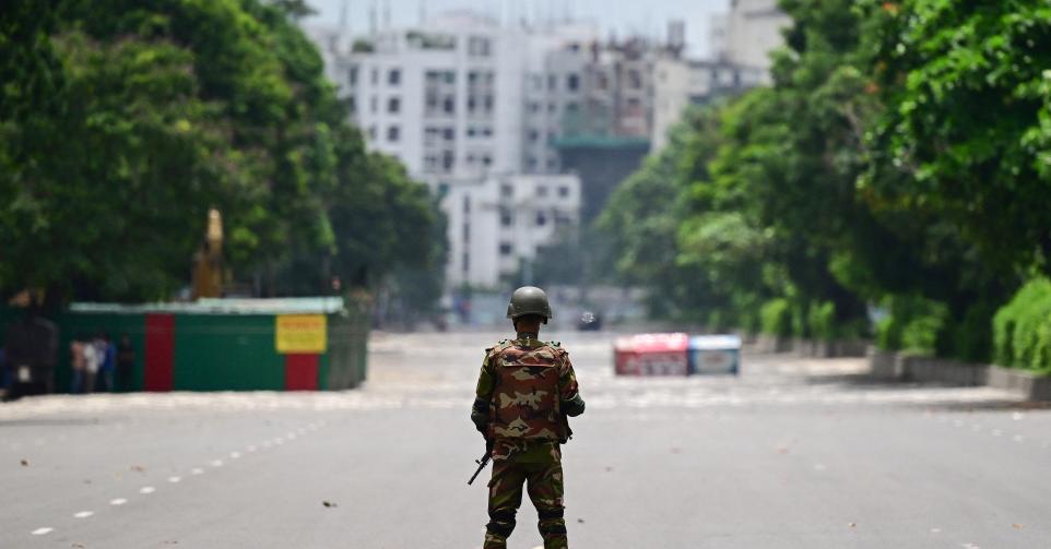 Soldat à Dhaka après les manifestations au Bangladesh