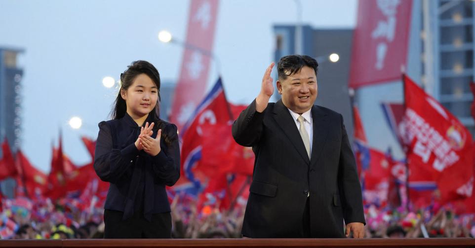 Le dirigeant nord-coréen Kim Jong-un et sa fille Kim Ju-ae, à Pyongyang le 15 mai 2024