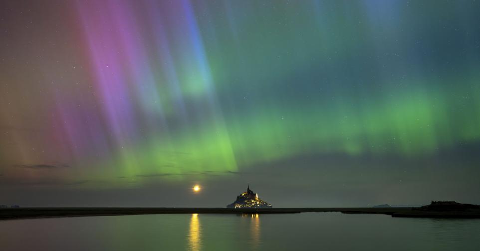 Aurore boréale dans la baie du Mont-Saint-Michel