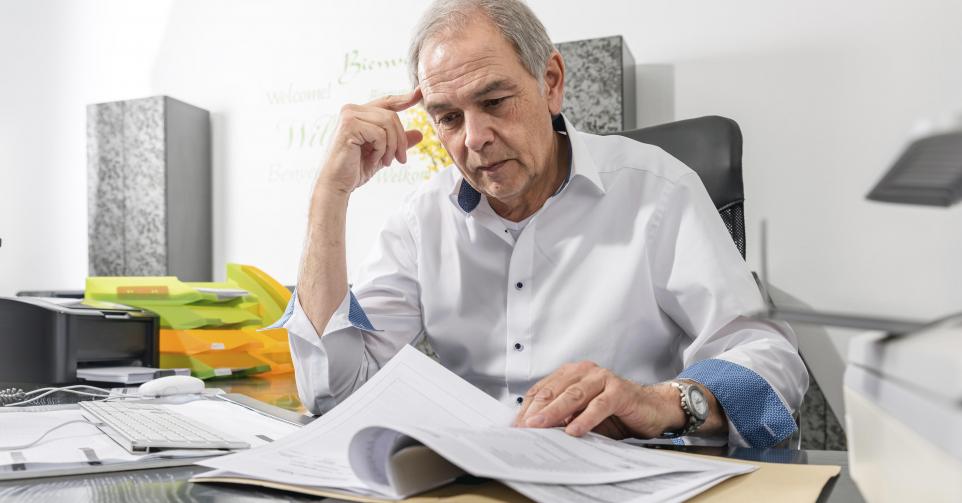 Homme âgé au travail