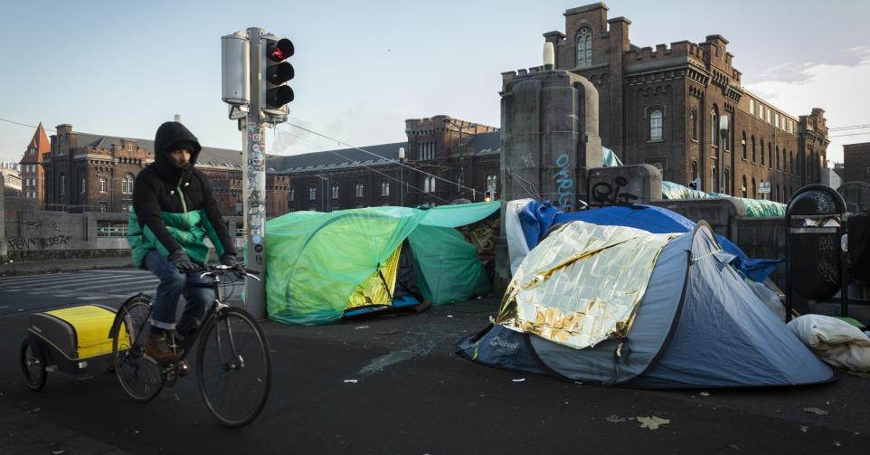 Demandeurs d'asile attendant devant le Petit-Château à Bruxelles