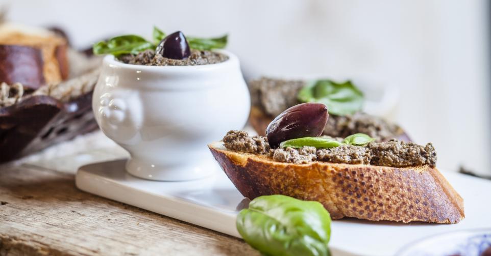 Crostini met tapenade van oesterzwam, ansjovis, zwarte olijfjes en sjalot