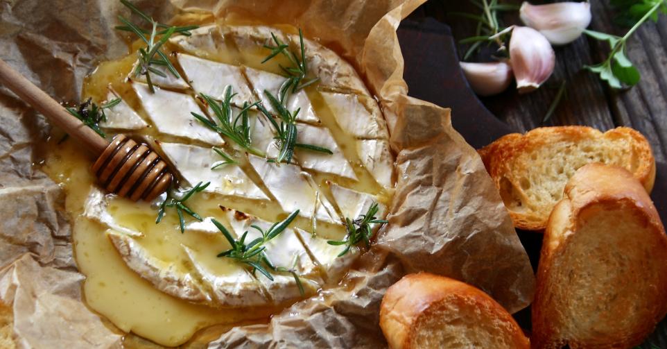 Camembert au four, pomme, thym et miel