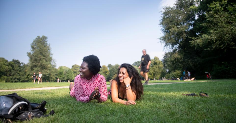 Twee vrouwen relaxen in het park