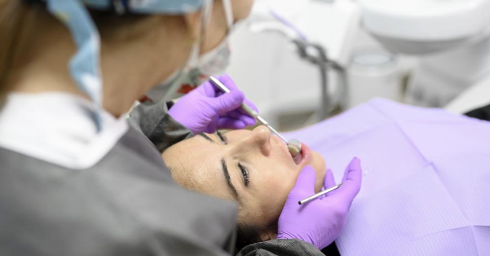 L'hygiéniste bucco-dentaire utilise des instruments à des fins de prévention dentaire.