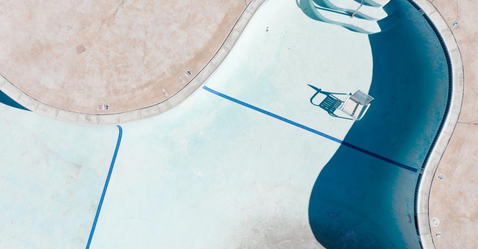 Selon le climatologue Sébastien Doutreloup, le remplissage des piscines pourrait être interdit dans les années à venir.