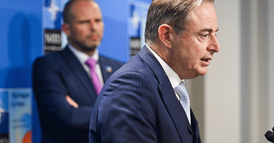 Bart De Wever (N-VA) op woensdag op de NAVO-top, met achter hem Theo Francken (N-VA).