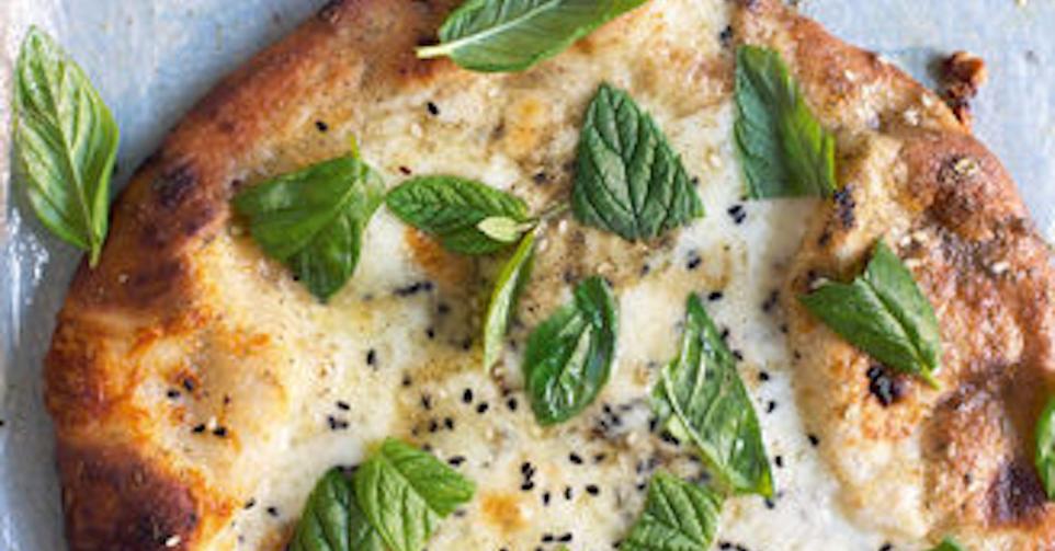 Platbrood met halloumi en zwart sesamzaad