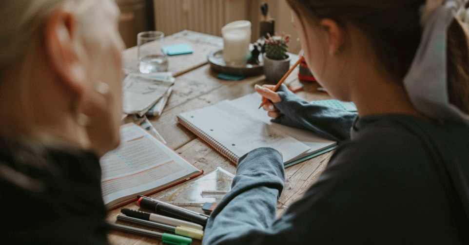 Sommige plusouders maken dagelijks huiswerk met hun kinderen, maar krijgen niet altijd erkenning op school.