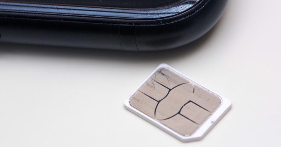 Carte SIM aux côtés d'un téléphone