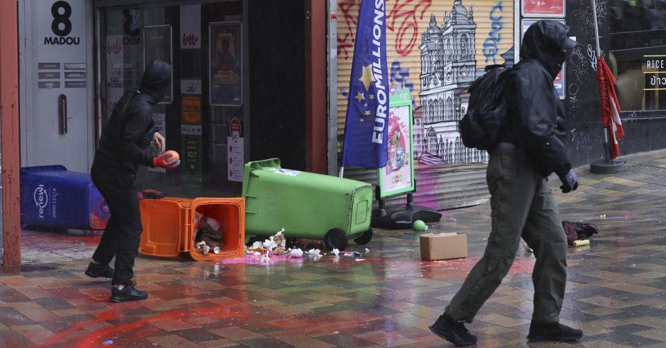 Vorig jaar trokken antifascisten naar Brussel als reactie op de boekvoorstelling van Jordan Bardella, de rijzende ster van het Rassemblement National van Marine Le Pen. Ook het Vlaams Belang-hoofdkwartier werd toen aangevallen.