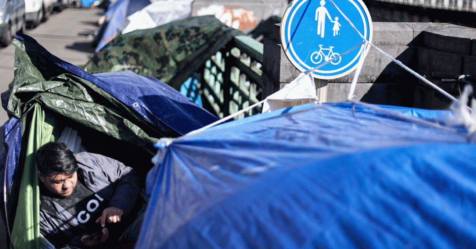 Enkele tentjes in het Brussels straatbeeld begin maart.