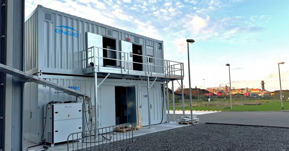 In twee gestapelde containers in de schaduw van de elektriciteitscentrale van Knippegroen in Gent krijgt de klimaattransitie verder vorm.