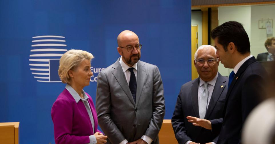 Le président du Conseil européen, Charles Michel, accueille et discute avec les dirigeants de l'UE, Ursula von der Leyen, présidente de la Commission européenne, Antonio Costa, premier ministre du Portugal, et Kiril Petkov, premier ministre de la Bulgarie, à la table ronde, Bruxelles, Belgique, le 24 juin 2022.