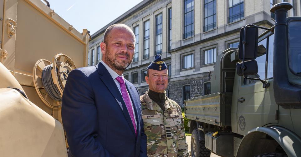 contrôle démocratique défense Theo Francken