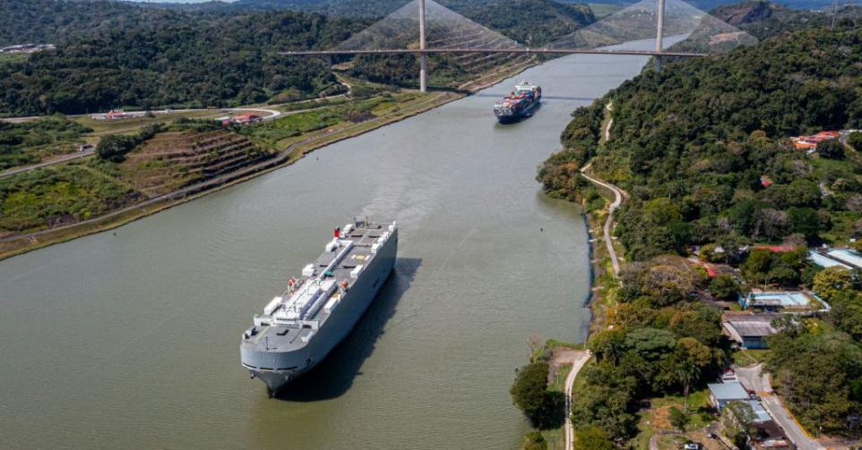 Vue aérienne du canal de Panama .