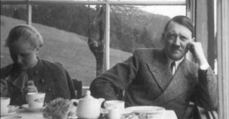 Foto van Eva Braun met Adolf Hitler, 1935