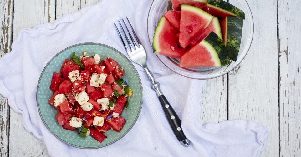 Salade van watermeloen en feta met pompoenpitten