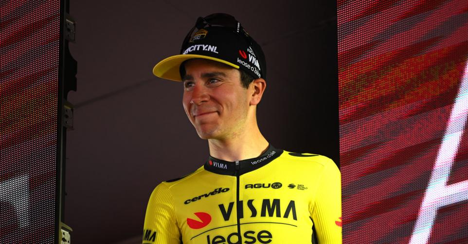 Cian Uijtdebroeks in het shirt van Visma-Lease a Bike. De jonge Belgische renner verruilde de Nederlandse topploeg verrassend voor Movistar.