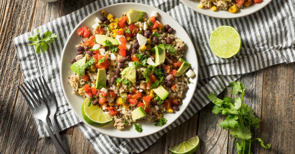 Avocadosalade met geroosterde maïs