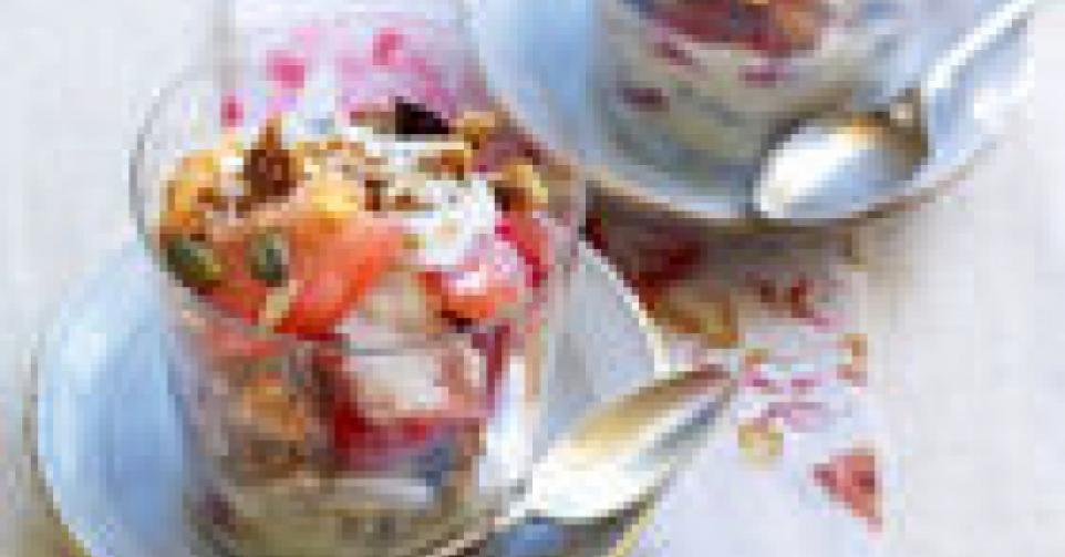 Muesli met roze pompelmoes, frambozen en yoghurt met honing