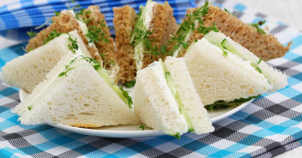 Sandwiches met tonijnsla, komkommer en rammenas