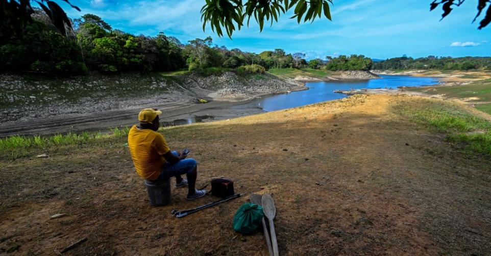 Un pêcheur contemple le lac Alhajuela, le 21 avril 2023.