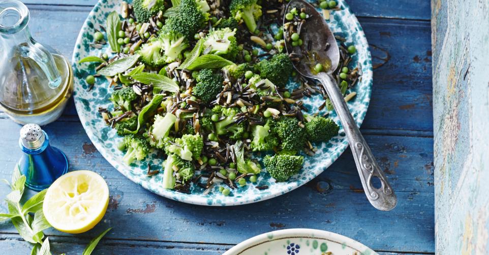 Wilde-rijstsalade met groenten en kwarteleitjes