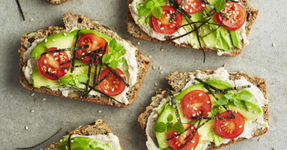 Avodado, nori en notencreme op toast