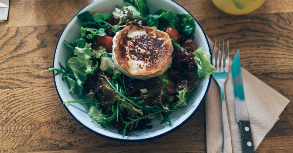 Salade met rucola, pijnboompitten en geitenkaas