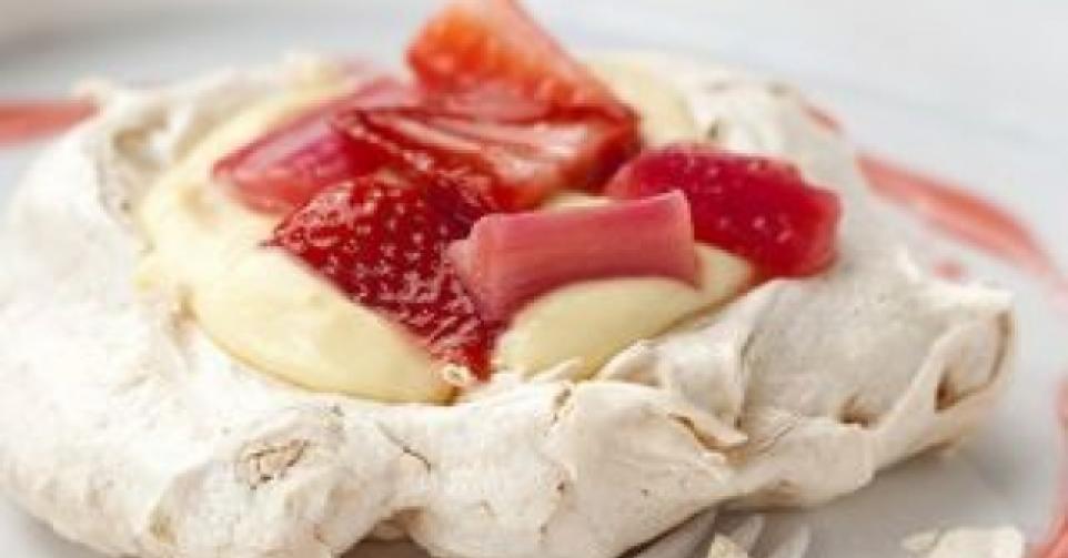 Meringues met citroencrème, gepocheerde aardbeien en rabarber