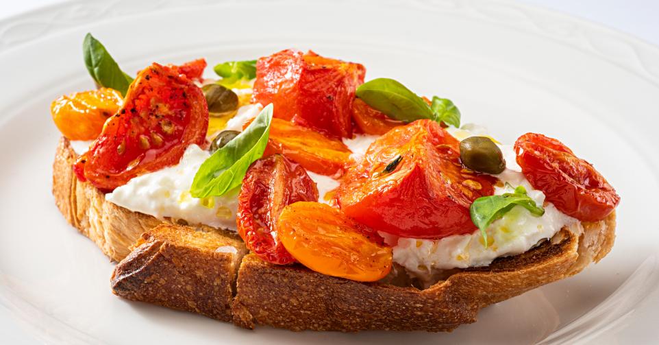 Bruschetta met mozzarella, basilicum en ovengedroogde tomaatjes