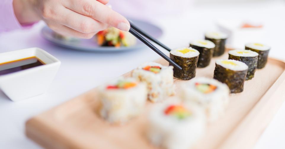 Maki-sushi met surimi, tofu en sojascheuten