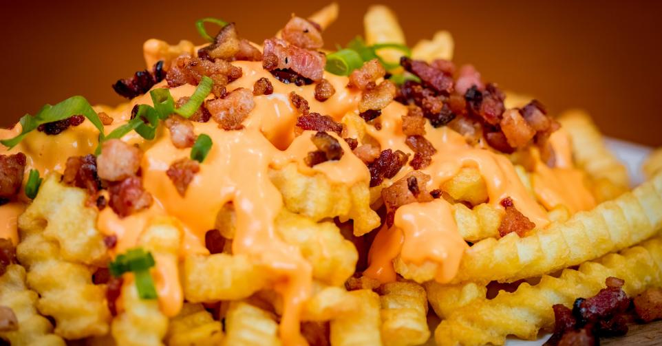 Loaded fries met bacon en cheddar