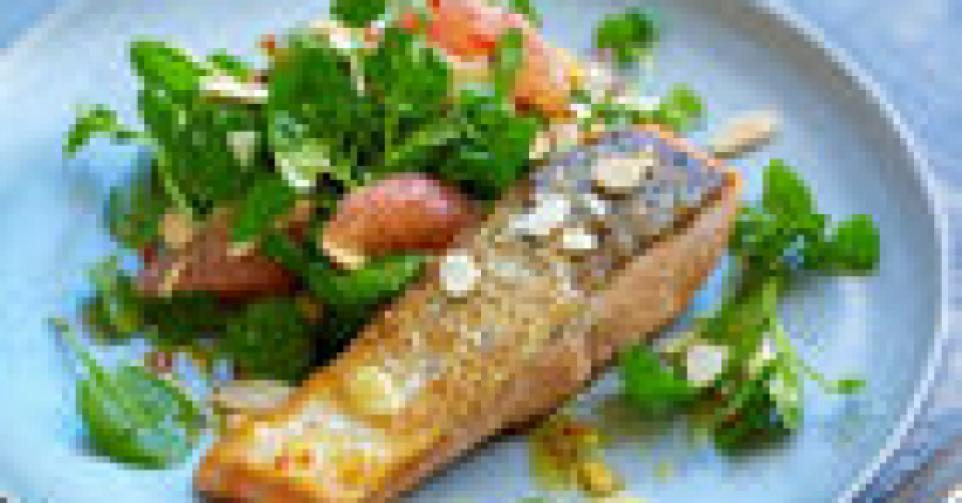 Salade van geschroeide zalm met waterkers, amandelen en roze pompelmoes