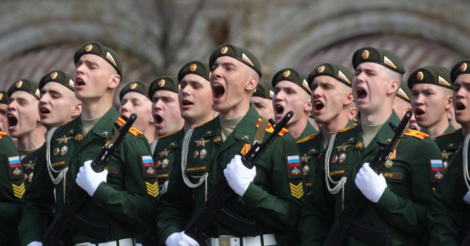 Russische militairen oefenen voor het defilé op 7 mei 2022 in Moskou, Rusland.