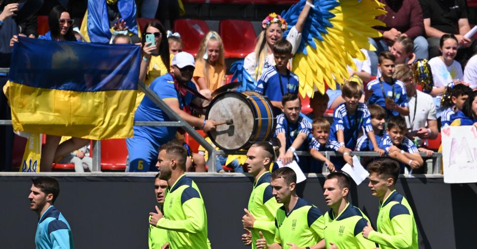 Oekraïense supporters in het Duitse Wiesbaden tijdens een training van het Oekraïense nationale elftal.