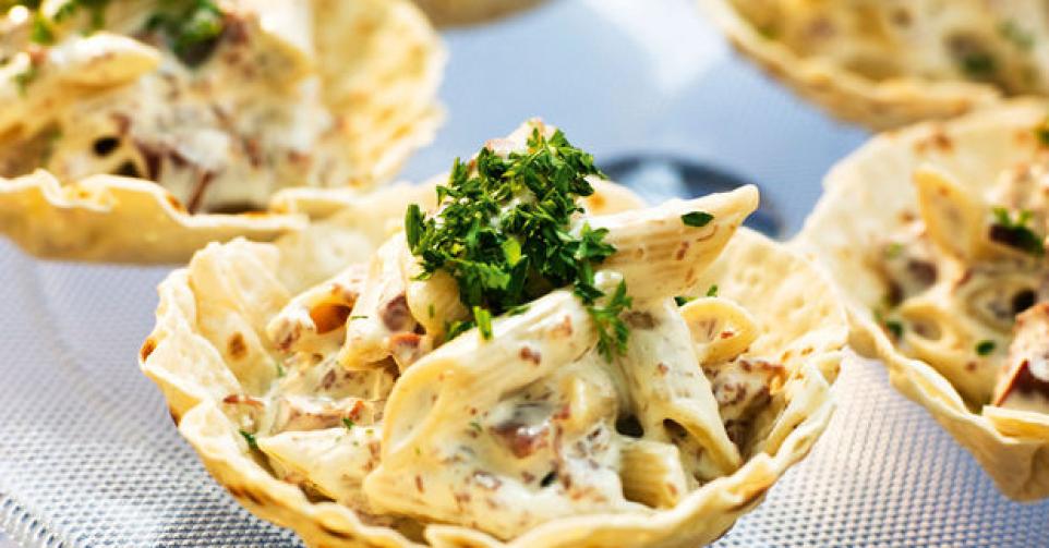 Pastasalade met eekhoorntjesbrood en hazelnoten in krokante tortilla’s