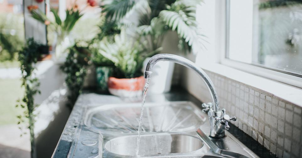 Water besparen in de keuken kan eenvoudig zijn, maar veel opleveren