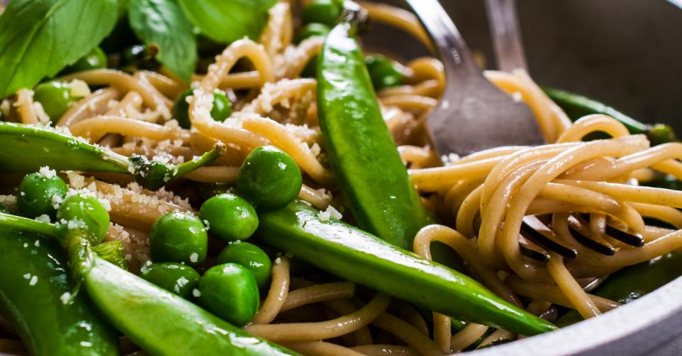 Noedelsalade met snijbonen, sluimererwten en kalkoenhapjes